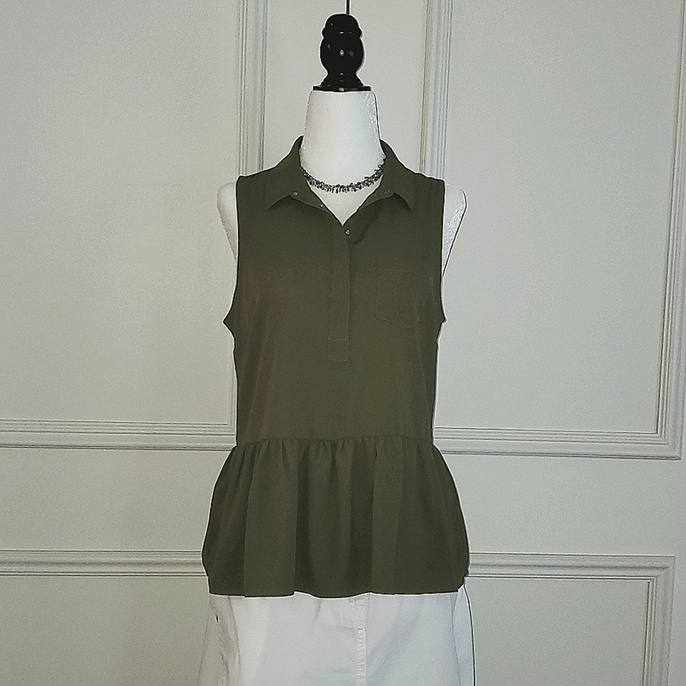 American Eagle Outfitters V neck top Size S